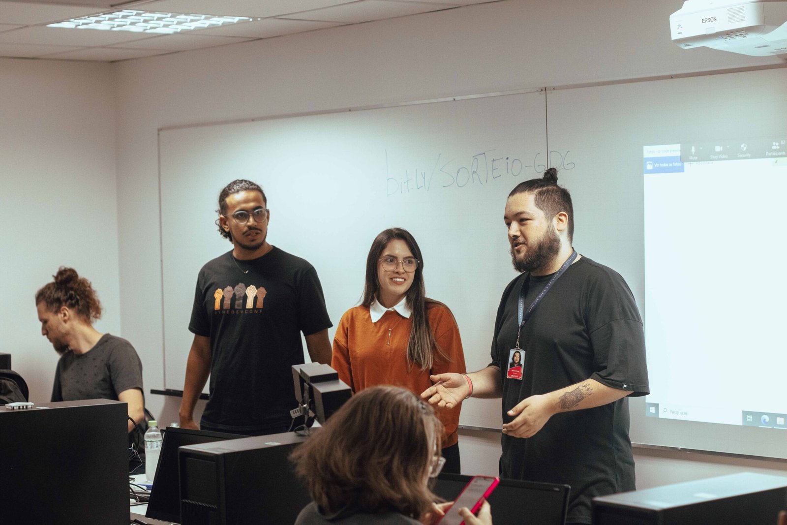 Giovane com organizers do GDG Poa no evento TechVerso na FADERGS